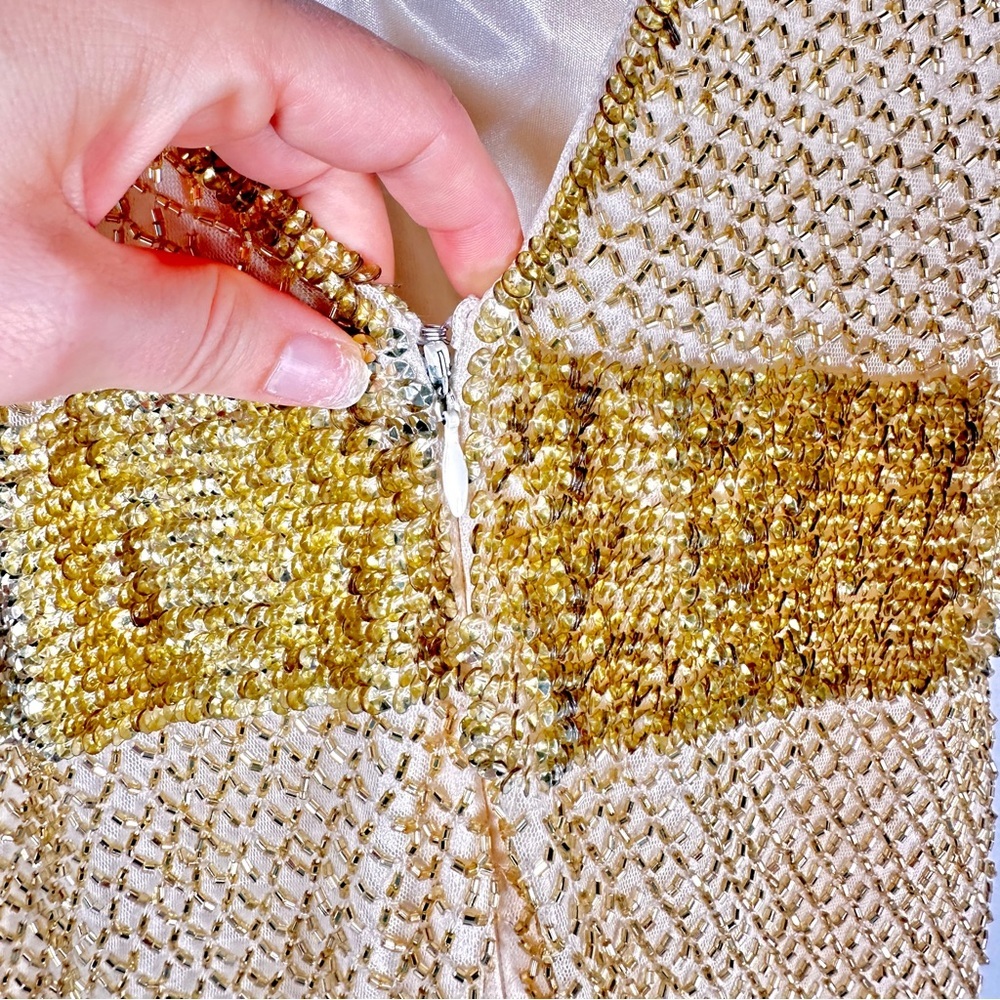 Mac Duggal Beaded V-Neck Evening Gown Gold Formal Gala Pageant Women's 10 - Picture 12 of 15